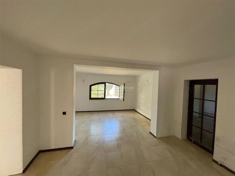 Casă cu 9 camere cu Teren 280 Mp în Petrești