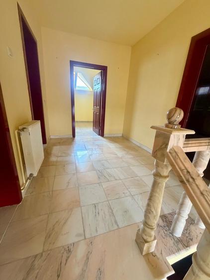 Casă individuală cu 8 camere cu Teren 484 Mp în Cetate