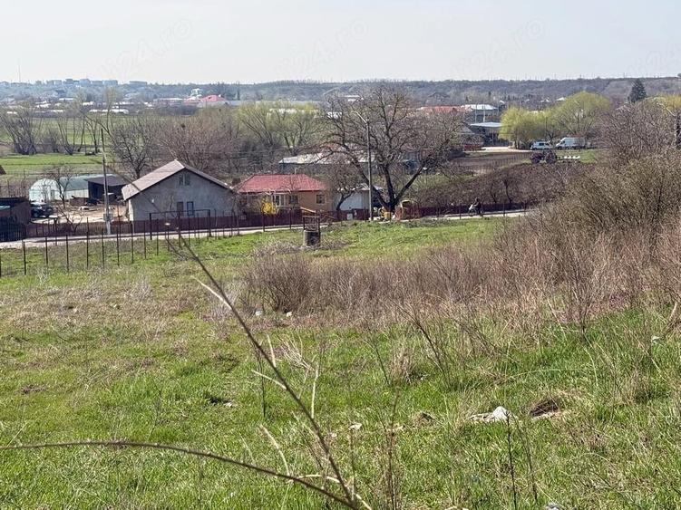 Teren de 3000 mp, în Roata de Jos