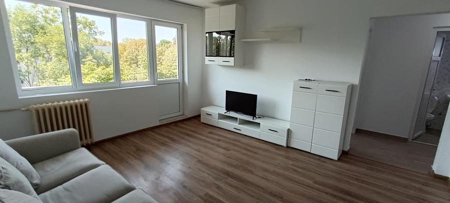 Apartament cu 3 camere semidecomandat, mobilat în Nord