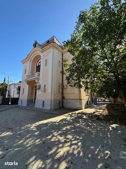 Casă cu 9 camere decomandat cu Teren 1470 Mp în Central