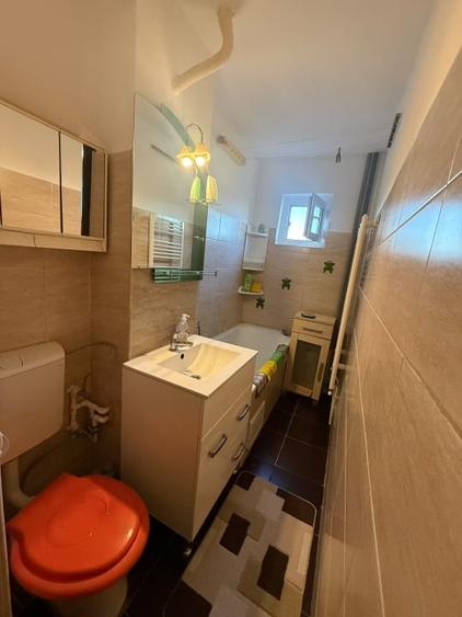 Apartament cu 2 camere semidecomandat, mobilat în Craiovița Nouă