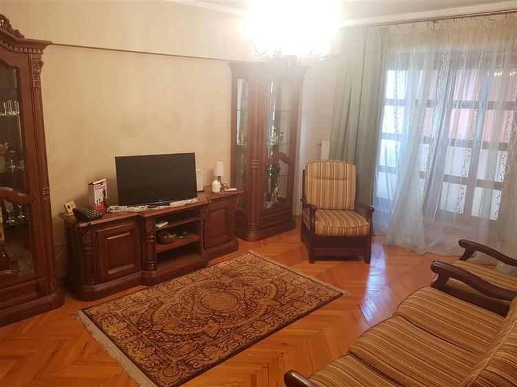 Apartament cu 3 camere decomandat, mobilat în Școlilor