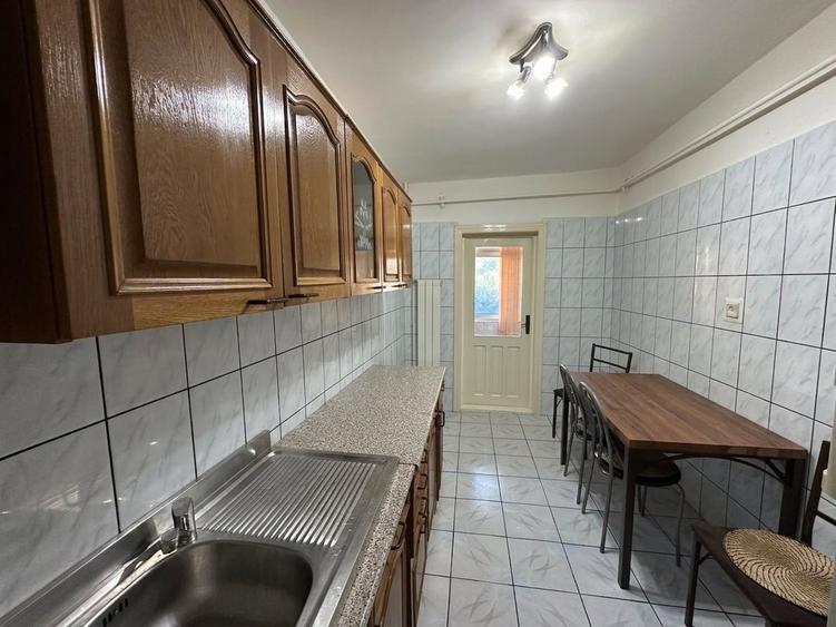 Apartament cu 3 camere decomandat, mobilat în Central