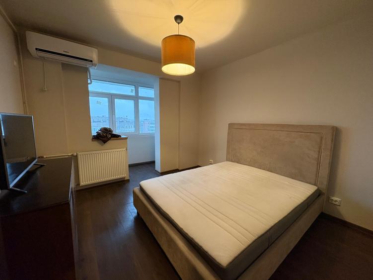 Apartament cu 3 camere semidecomandat în Tineretului