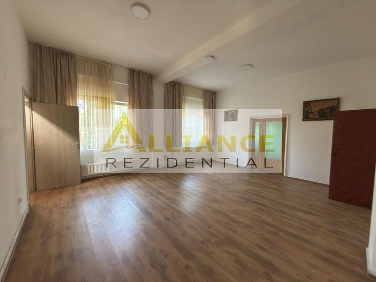 Casă individuală cu 14 camere cu Canalizare în Cățelu