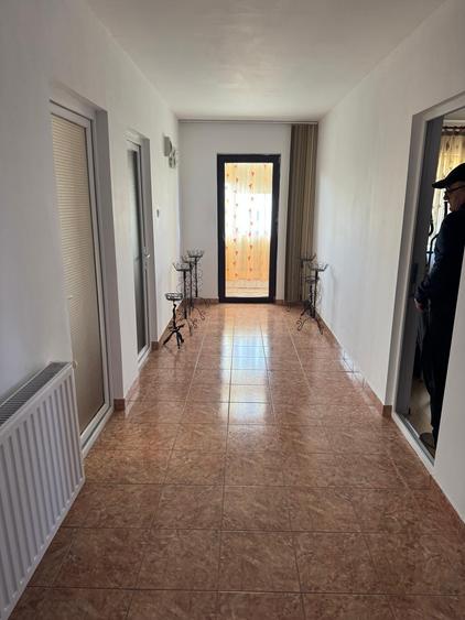 Casă cu 7 camere cu Canalizare în Central