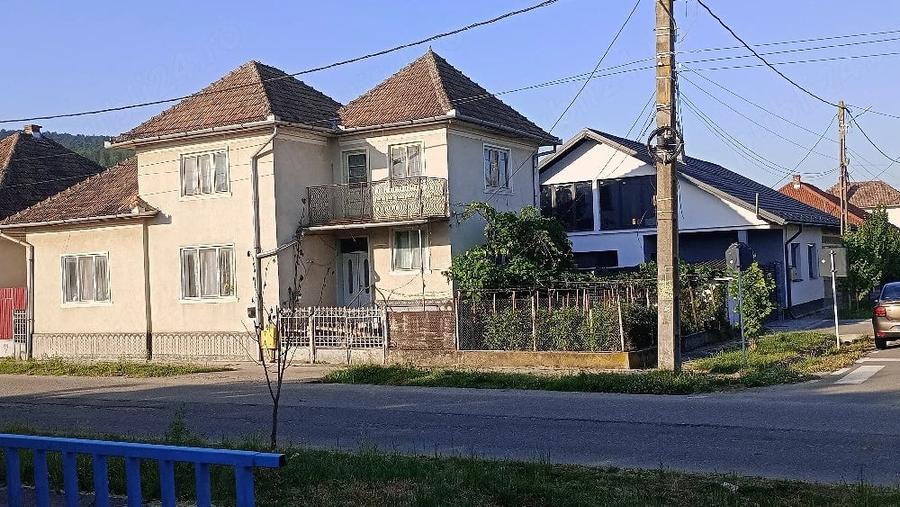 Casă cu Teren 250 Mp în Central