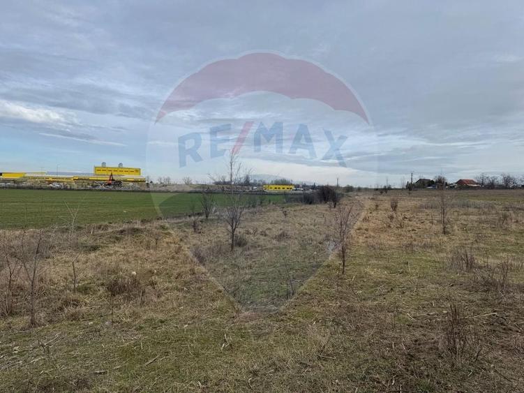 Teren agricol intravilan de 13800 mp, în 6 Vânători