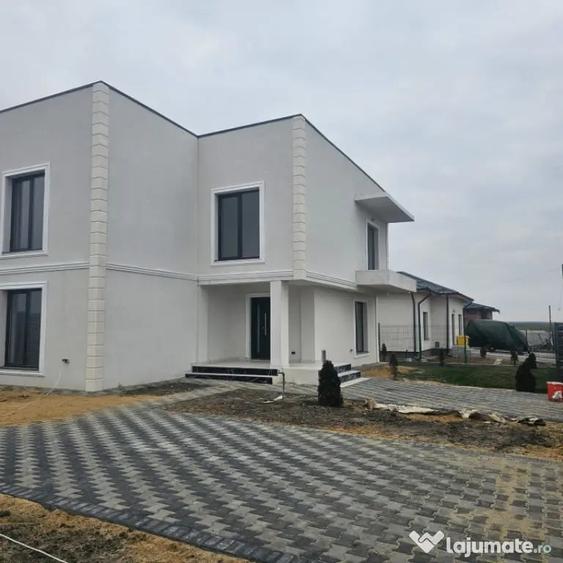 Casă cu 7 camere cu Teren 412 Mp în Malu Mare