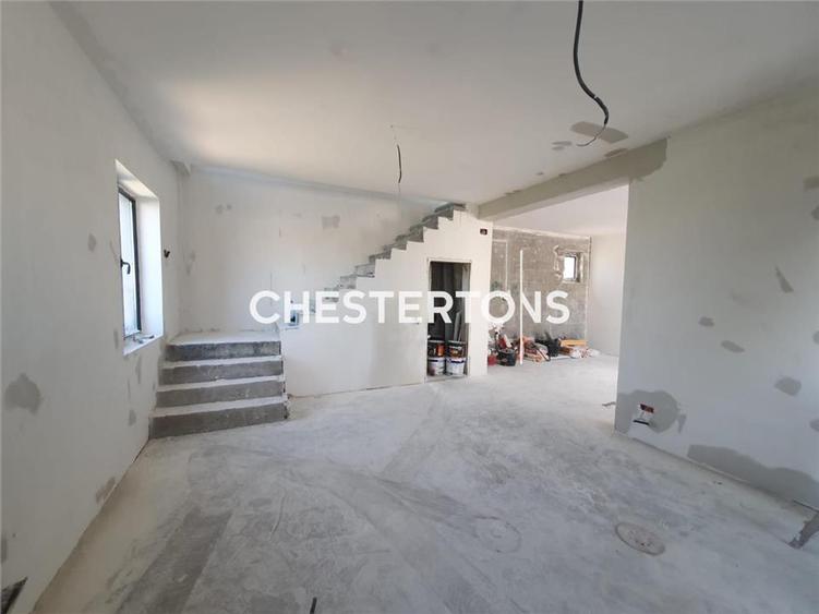 Duplex cu 8 camere cu Teren 318 Mp în Exterior Sud
