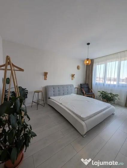 Apartament cu 3 camere semidecomandat în Florești