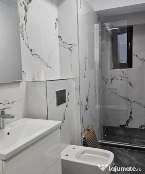 Apartament cu 3 camere semidecomandat în Dămăroaia