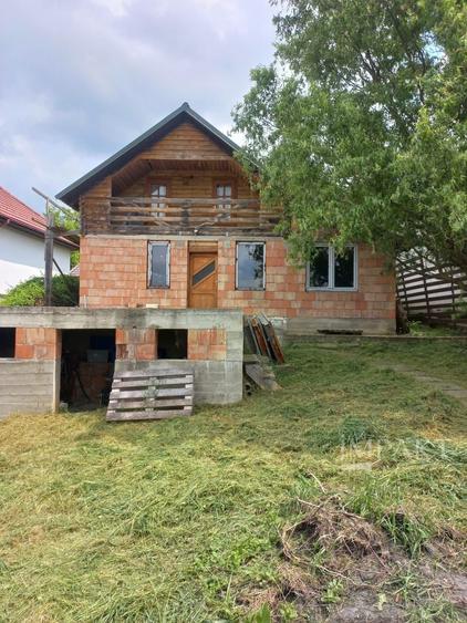 Casă individuală cu 3 camere decomandat cu Canalizare în Câmpenești