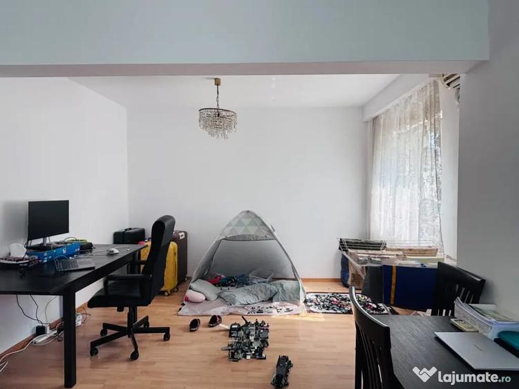 Apartament cu 3 camere decomandat în Aviației
