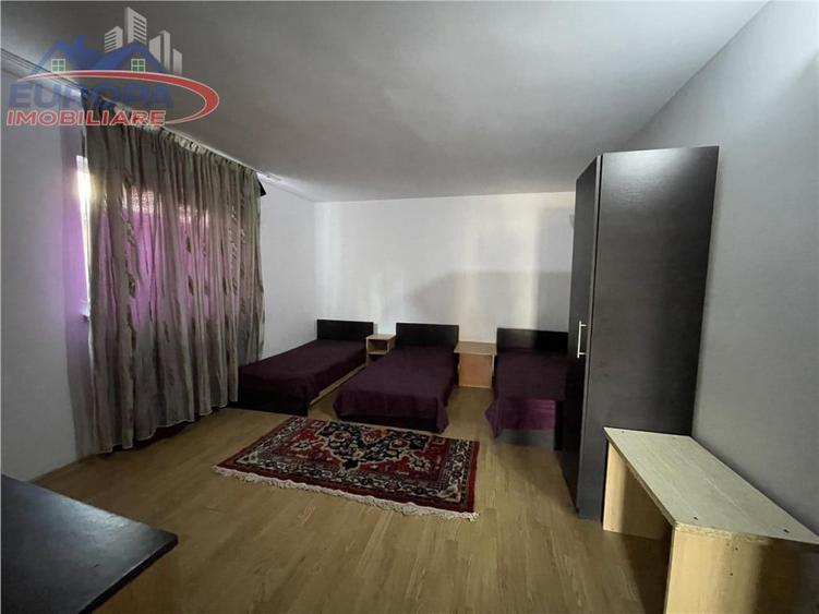 Casă cu 10 camere cu Teren 300 Mp în Dallas