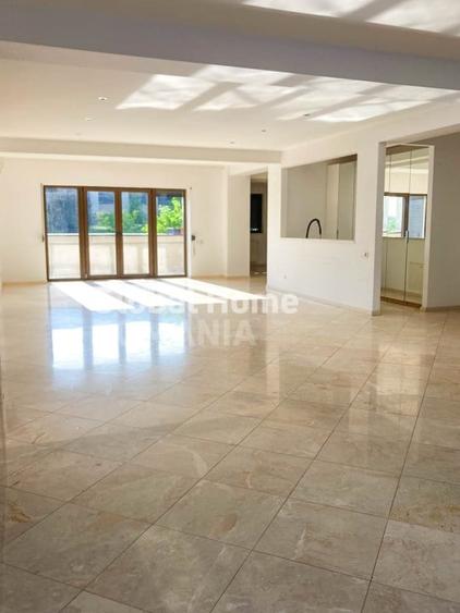 Apartament cu 4 camere decomandat în Băneasa