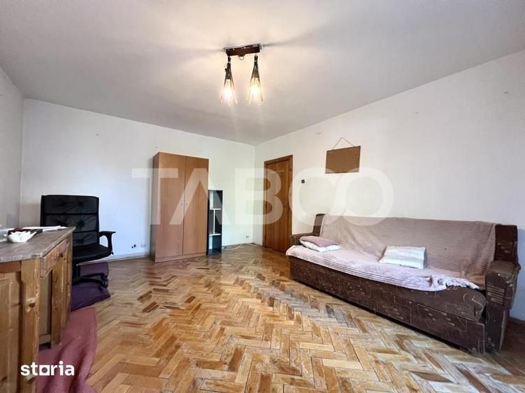 Apartament cu 3 camere decomandat în Plopilor