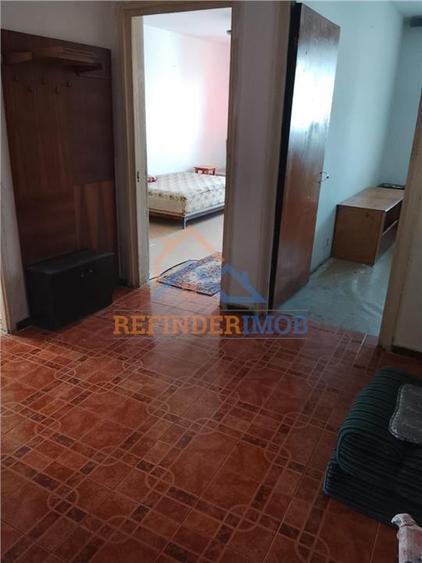 Apartament cu 4 camere semidecomandat în Rahova