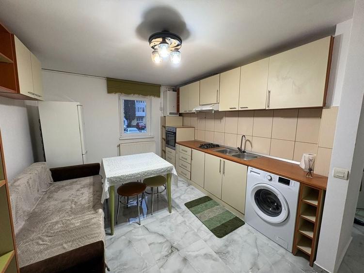 Apartament cu 2 camere decomandat în Sub Arini