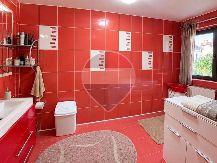 Casă individuală cu 6 camere cu Teren 497 Mp în Tractorul