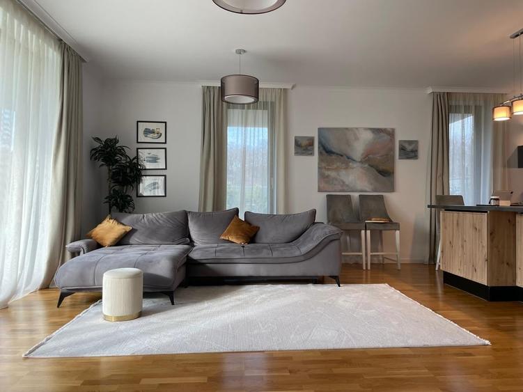 Apartament cu 4 camere decomandat în Băneasa