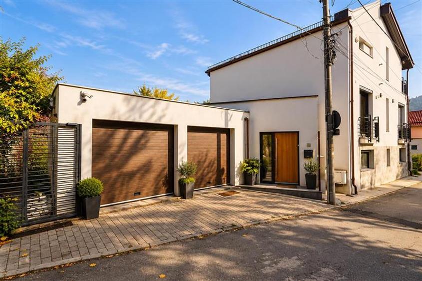 Casă individuală cu 4 camere cu Piscina în Central