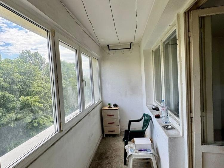 Apartament cu 3 camere semidecomandat în Berceni