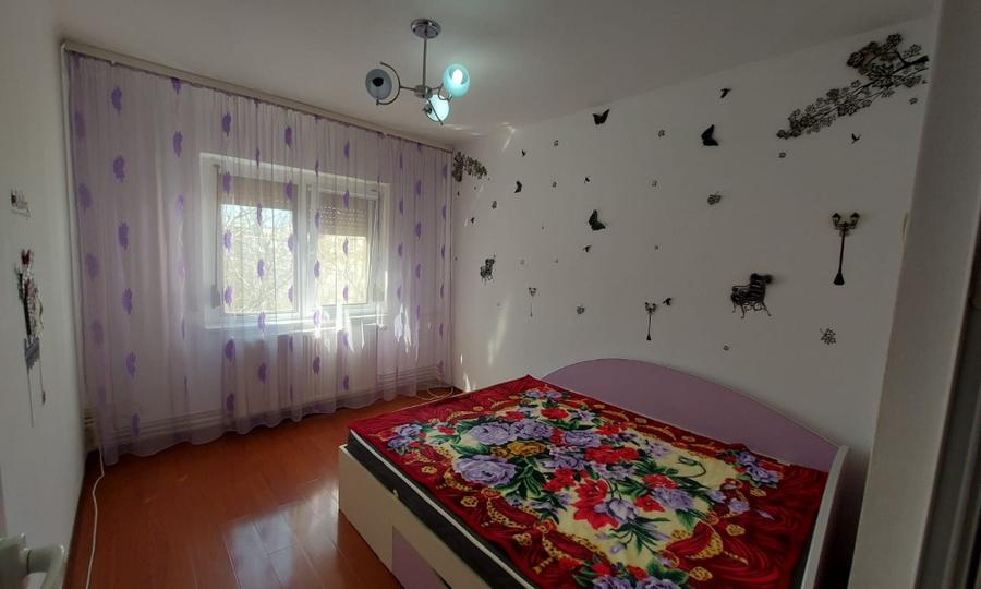 Apartament cu 3 camere decomandat în
