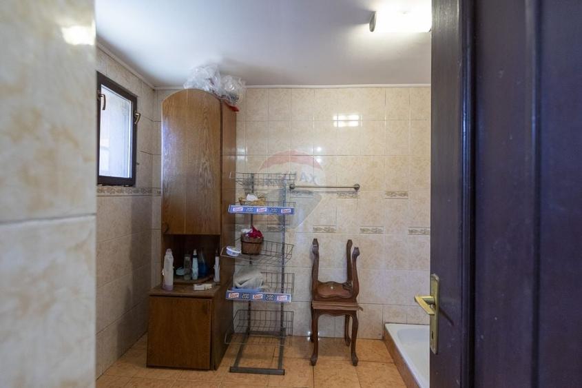 Casă individuală cu 8 camere cu Canalizare în Luncani