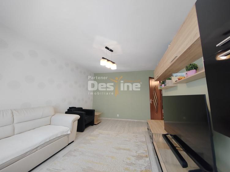 Apartament cu 3 camere decomandat, mobilat în Nicolina
