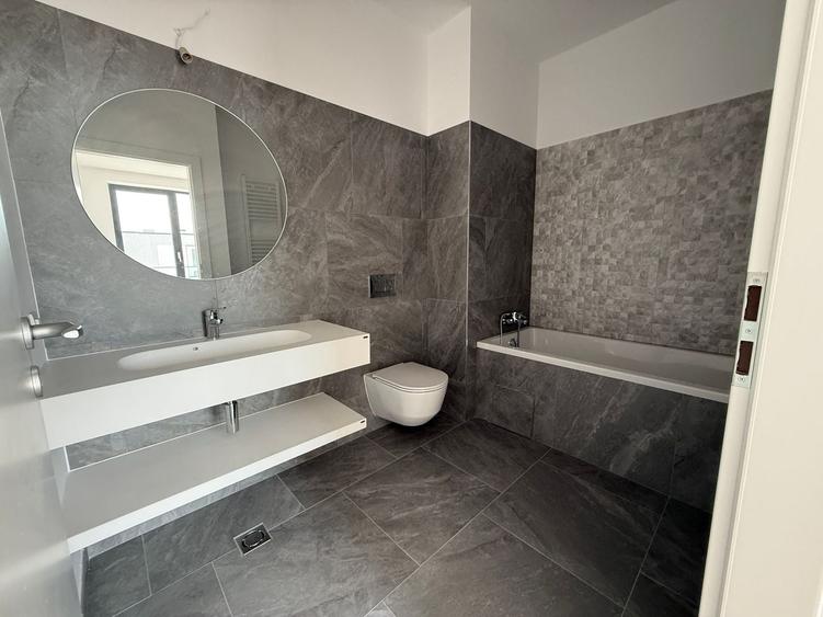 Apartament cu 3 camere semidecomandat în Băneasa
