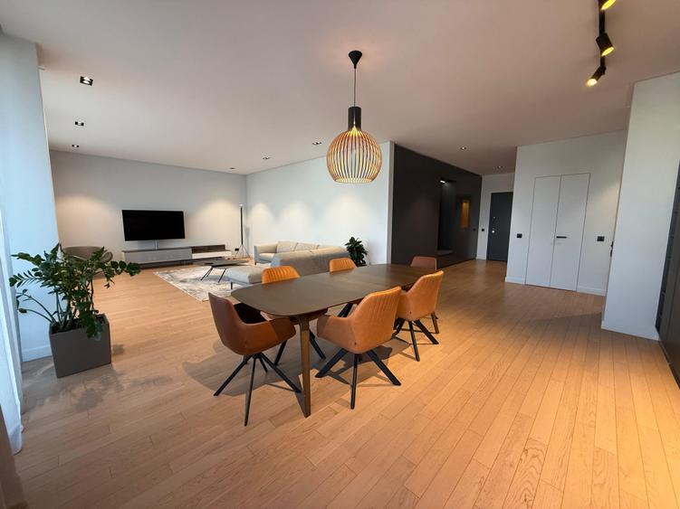 Apartament cu 3 camere semidecomandat în Floreasca