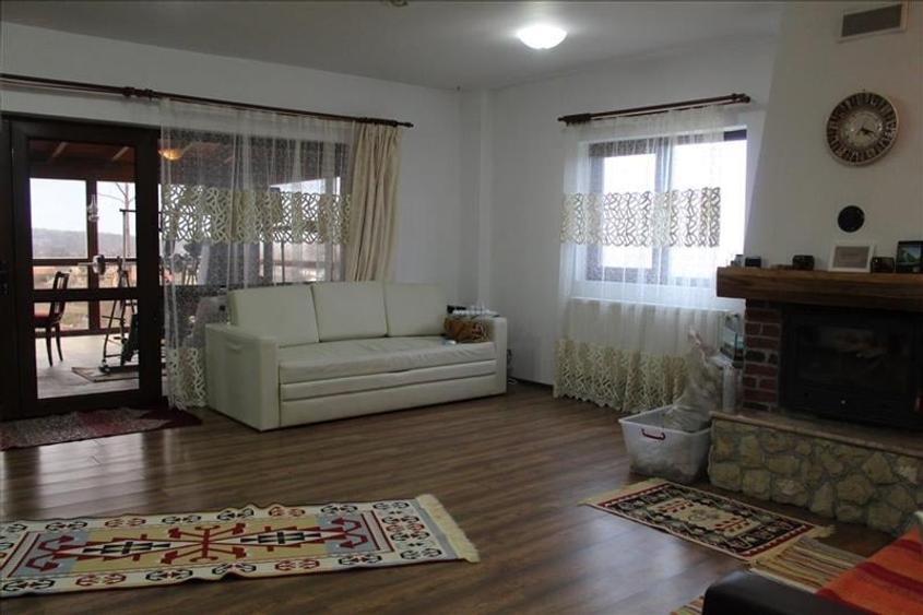 Apartament cu 10 camere decomandat, mobilat în Mineri