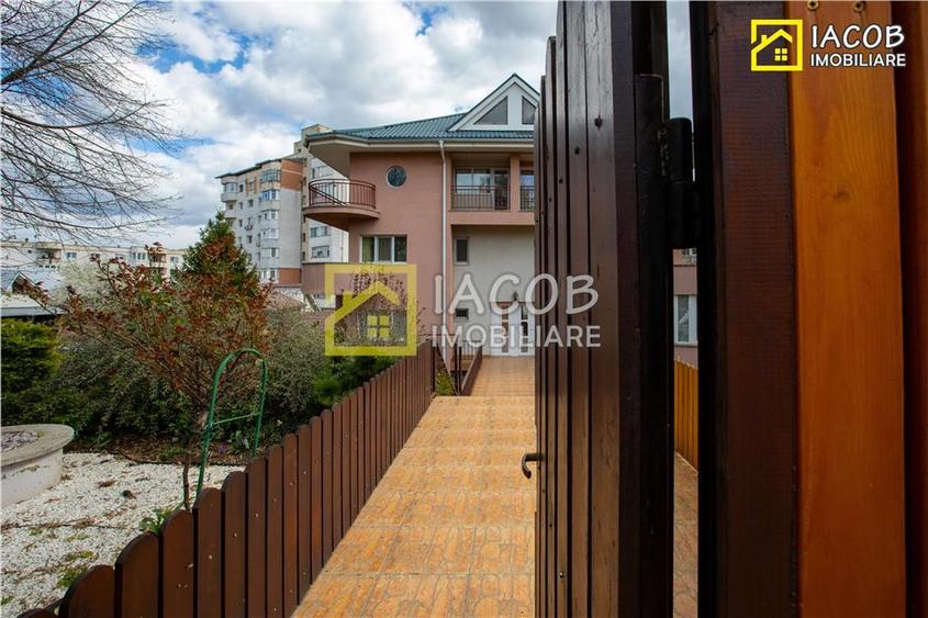 Duplex cu 11 camere cu Canalizare în 9 Mai