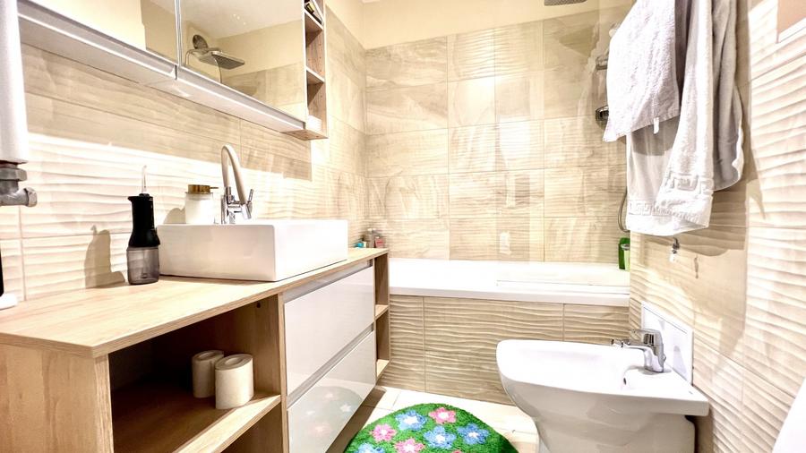 Apartament cu 3 camere semidecomandat, mobilat în Titan
