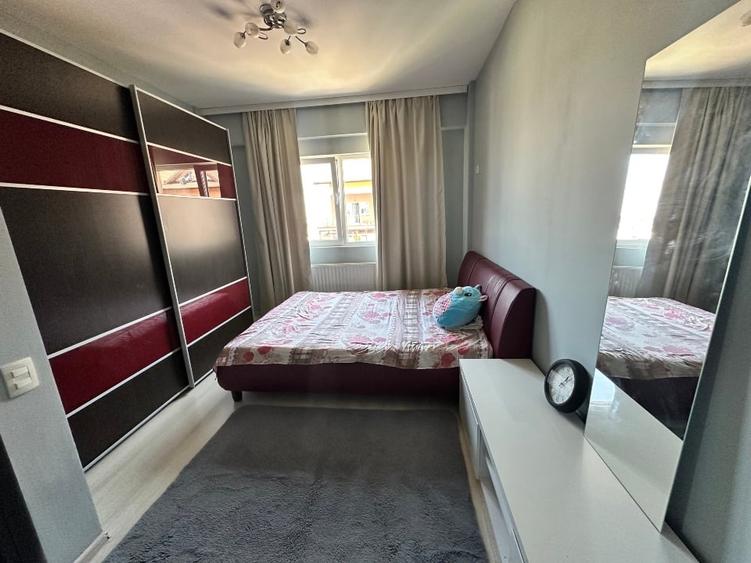 Apartament cu 3 camere decomandat, mobilat în Roșu