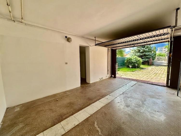 Casă individuală cu 14 camere cu Garaj în Central