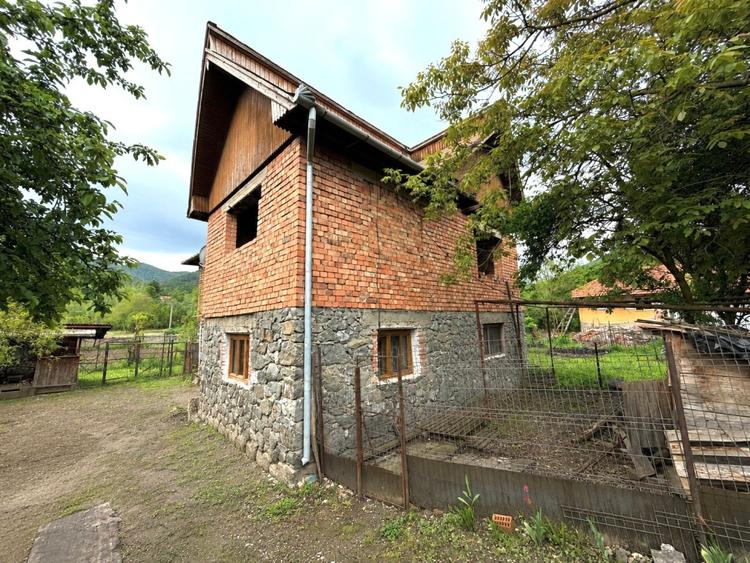 Casă individuală cu 6 camere cu Teren 802 Mp în Meteș