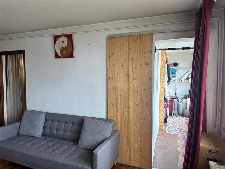 Apartament cu 3 camere semidecomandat, mobilat în Dristor