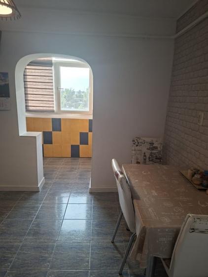 Apartament cu 3 camere decomandat, mobilat în Craiovița Nouă
