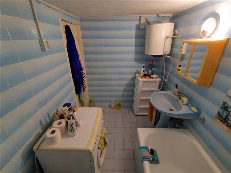Casă individuală cu 7 camere cu Canalizare în Vest