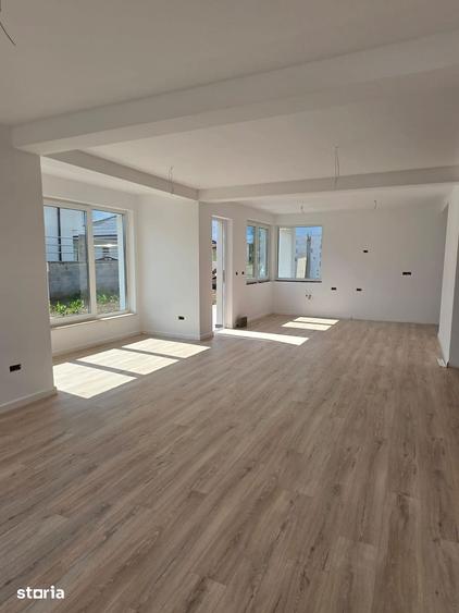 Casă cu 4 camere cu Teren 400 Mp în Central