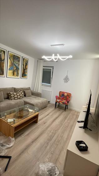 Apartament cu 2 camere decomandat în P-ța Victoriei