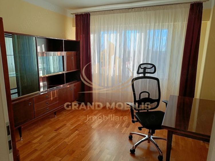 Apartament cu 4 camere semidecomandat, mobilat în Dacia