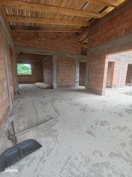 Casă cu 4 camere cu Teren 1000 Mp în Săcălășeni