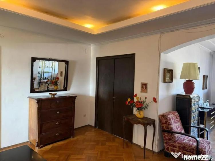 Apartament cu 3 camere decomandat în P-ța Universității