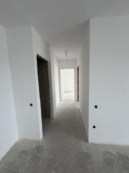 Apartament cu 3 camere semidecomandat în Chinteni