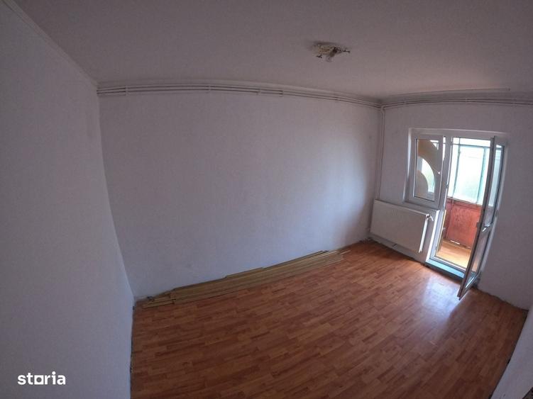 Apartament cu 3 camere semidecomandat în Tineretului
