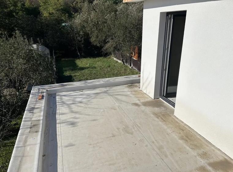 Casă individuală cu 4 camere cu Canalizare în Dâmbul Rotund